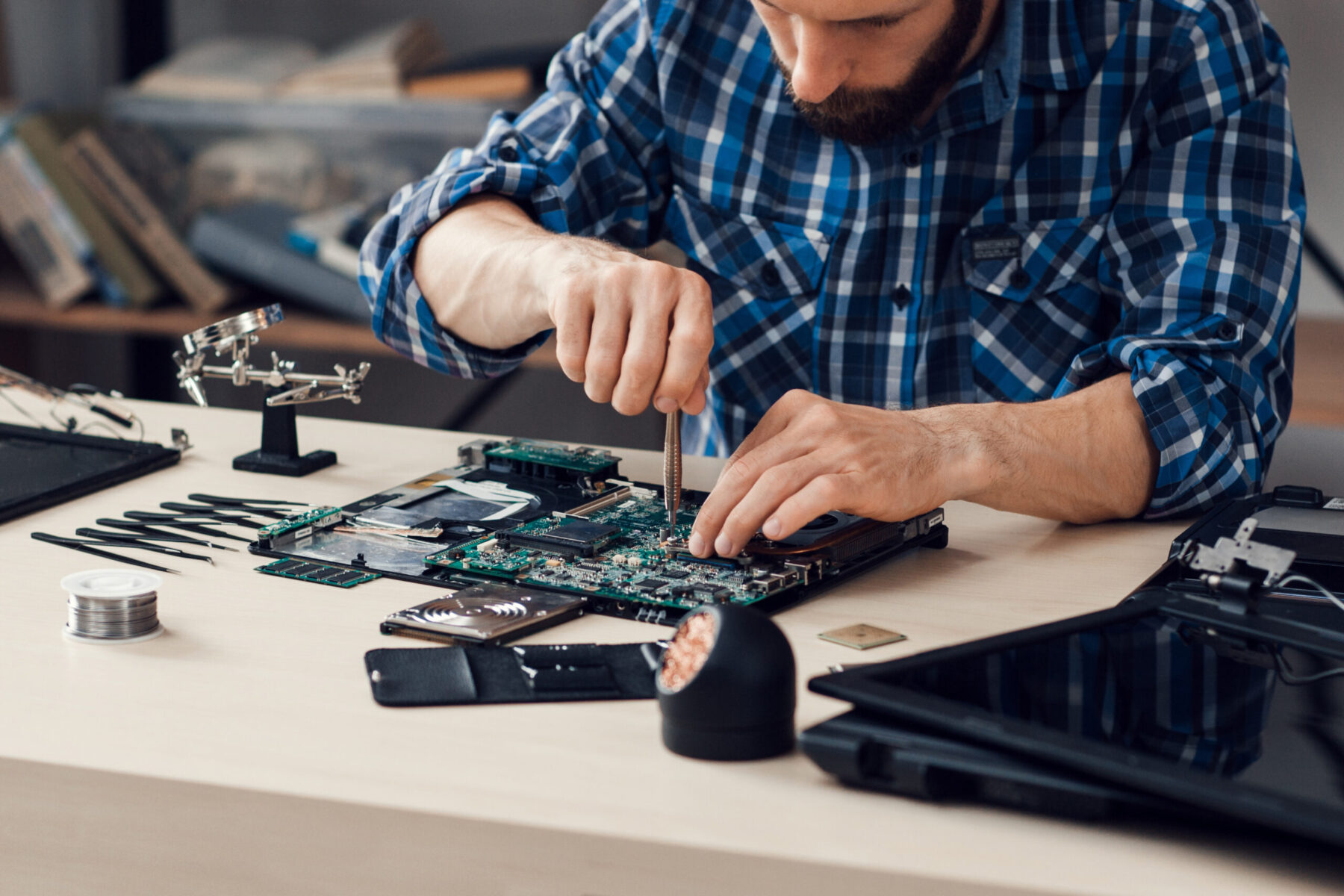 Laptop,Disassembling,With,Screwdriver,At,Repair,Shop.,Engineer,Fixing,Broken